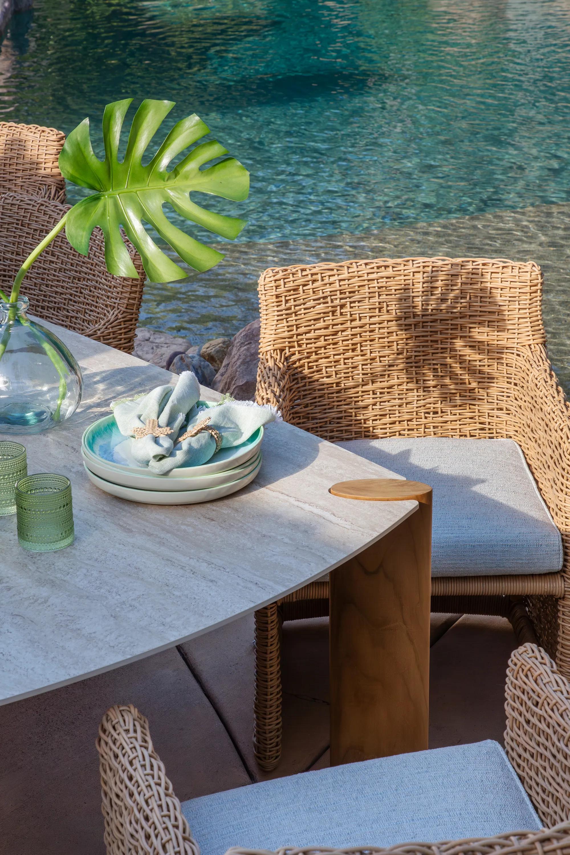 SOMERSET DINING TABLE
